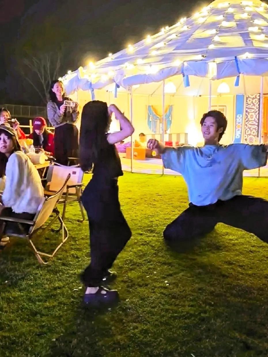 佟丽娅和董璇现身三亚的阿那亚大草坪，小酒窝和朵朵也在！小酒窝也太开朗了吧，和人家