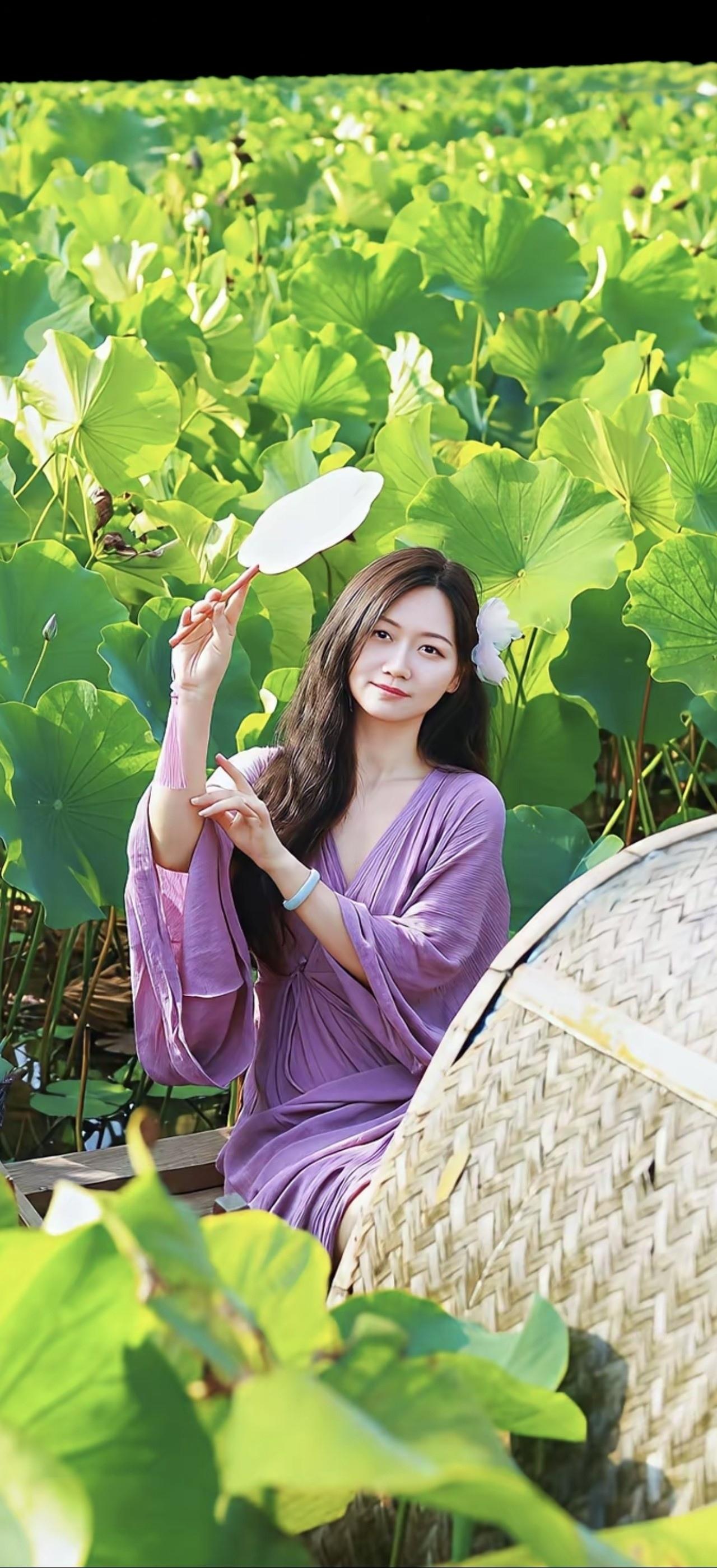 荷香满径，美人倚莲。
