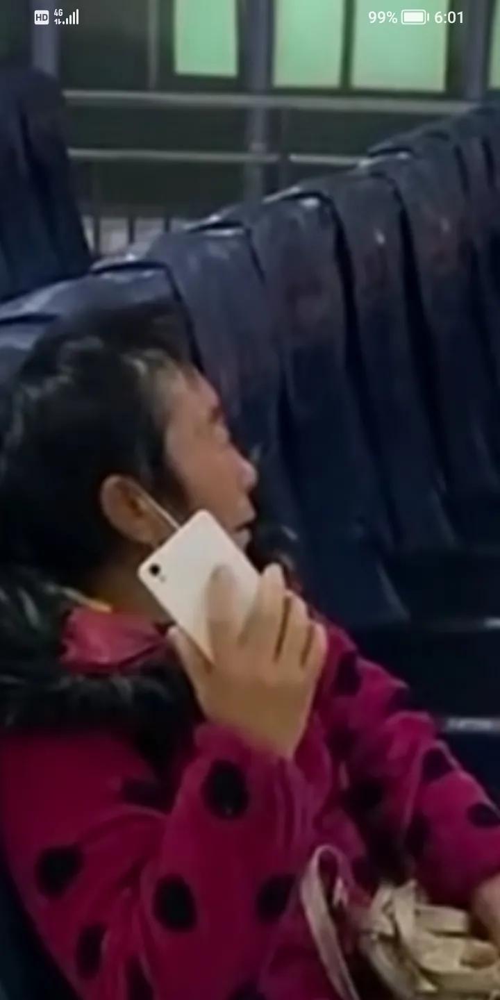 心酸，一个老奶奶在医院看病，医生催着让交钱，老奶奶哭着说：给儿女们都打完电话了，