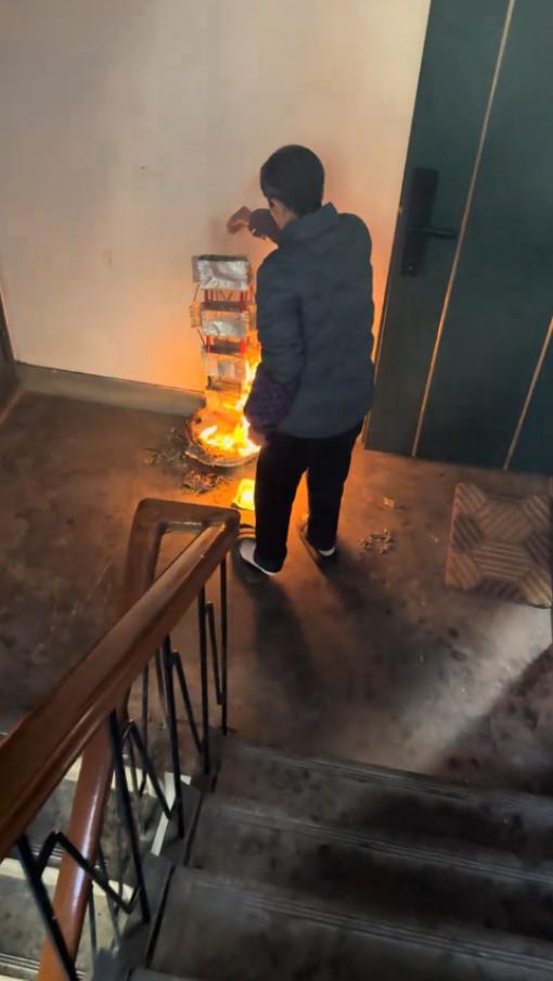 “必须严惩！”12月4日，浙江杭州，一女子回家时，闻到楼道内有一股糊味，通过不断