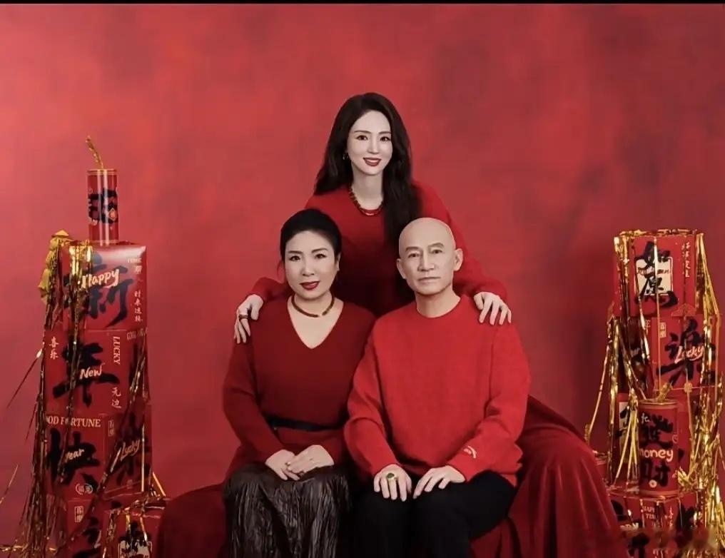 董璇妈妈晒全家福写真，一家子高颜值！她妈妈就是很典型的东北阿姨，性格大方直率，幽