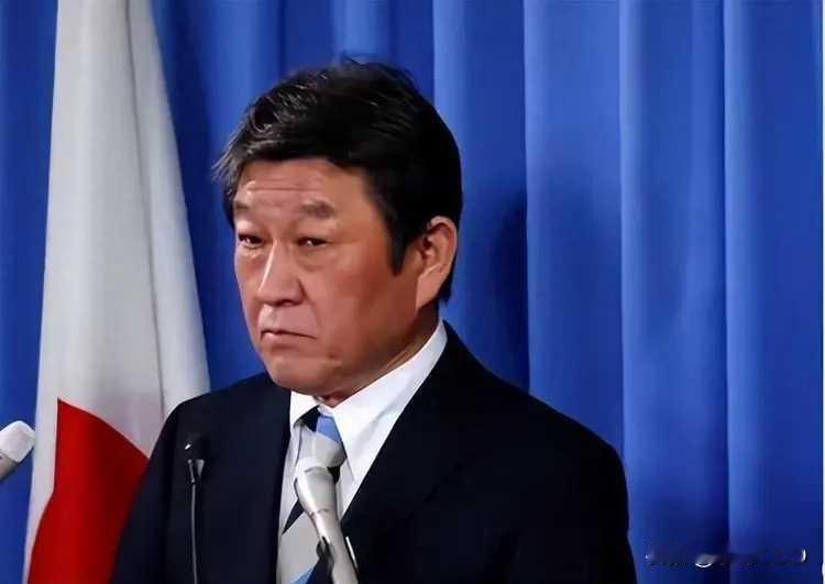 答记者问时，日本外相的沉默意味着什么？东京，外务省大厅。镁光灯像一排排小型太