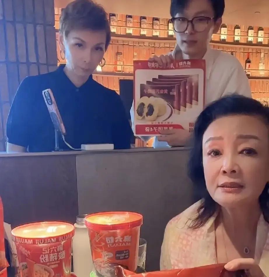 兰姐直接来到麻六记的实体店直播了，主推了麻六记的酸辣粉。后面兰姐对洋洋说现在介绍