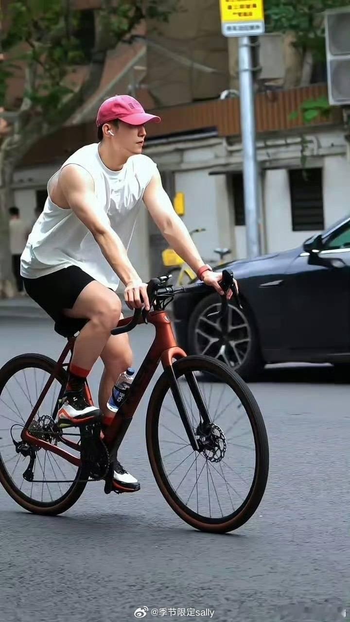 黄景瑜上海街头骑自行车，被路人偶遇​​​帅哥骑个车跟拍广告似的