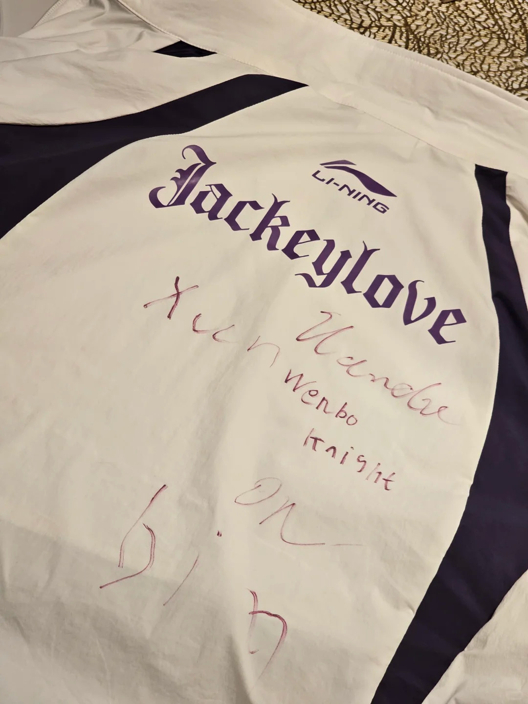 网友偶遇BLG，还在Jackeylove的队服上签了名cr.3744255392