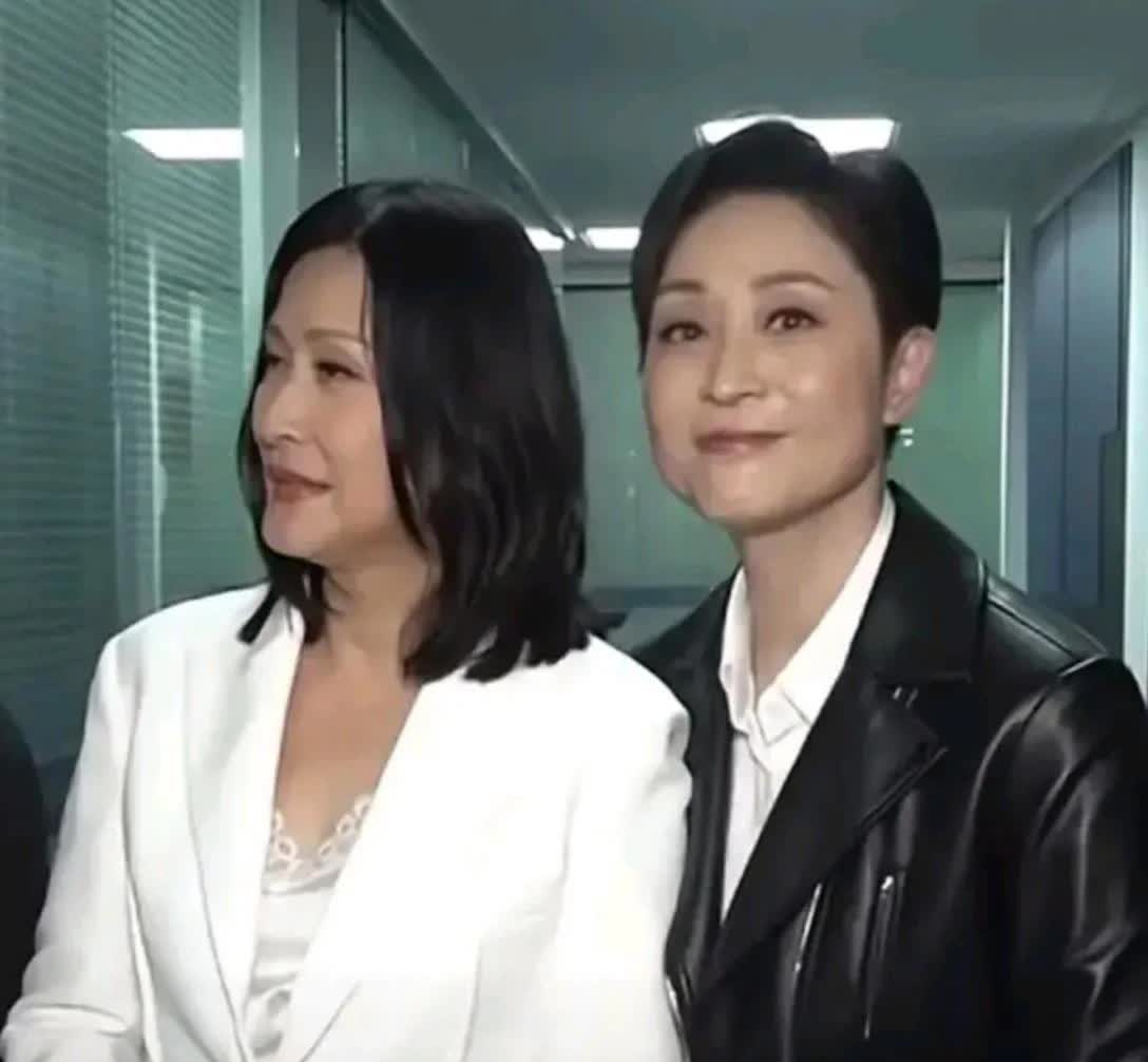 这么多年过去了，短发女神陈法蓉依旧身形轻巧，龙眉凤目，发质浓密，玉貌珠辉哈！而陈
