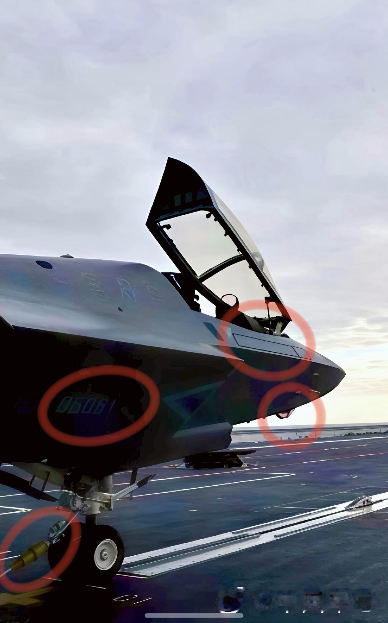 看图解毒。注意到图一中的EOTS光电瞄准系统是透亮的了，没有加保护罩的。座舱右侧