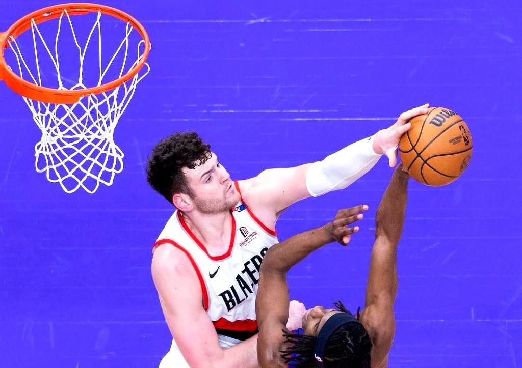 克林根首发就炸了，16分14板，7个前场篮板全是抢出来的。湖人缺了戴维斯，内线