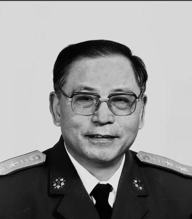 1950年，粟裕正在汇报工作，门突然被撞开。李克农冲进来，声音发颤：“粟裕同志，