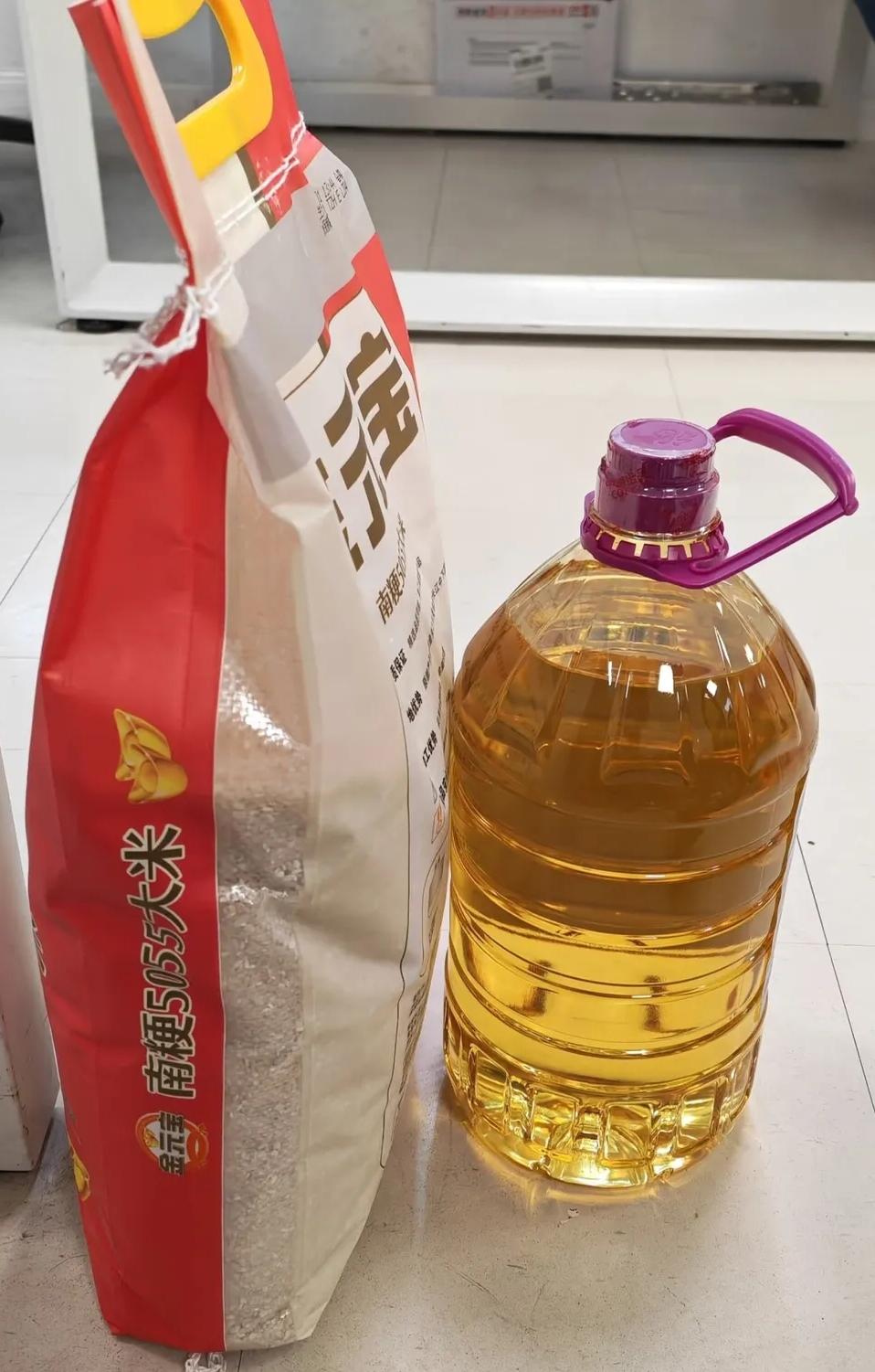 我发现了:越是有钱人越抠搜。我表哥在铁路工作，月工资14000块左右，每次给我爸