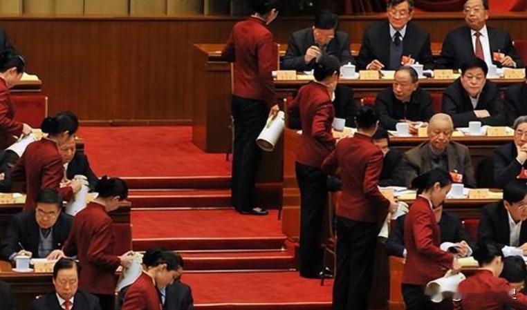 人民大会堂的服务员为啥要四年一轮换呢？那些成功被选上的俊男美女们，在正式上岗后，