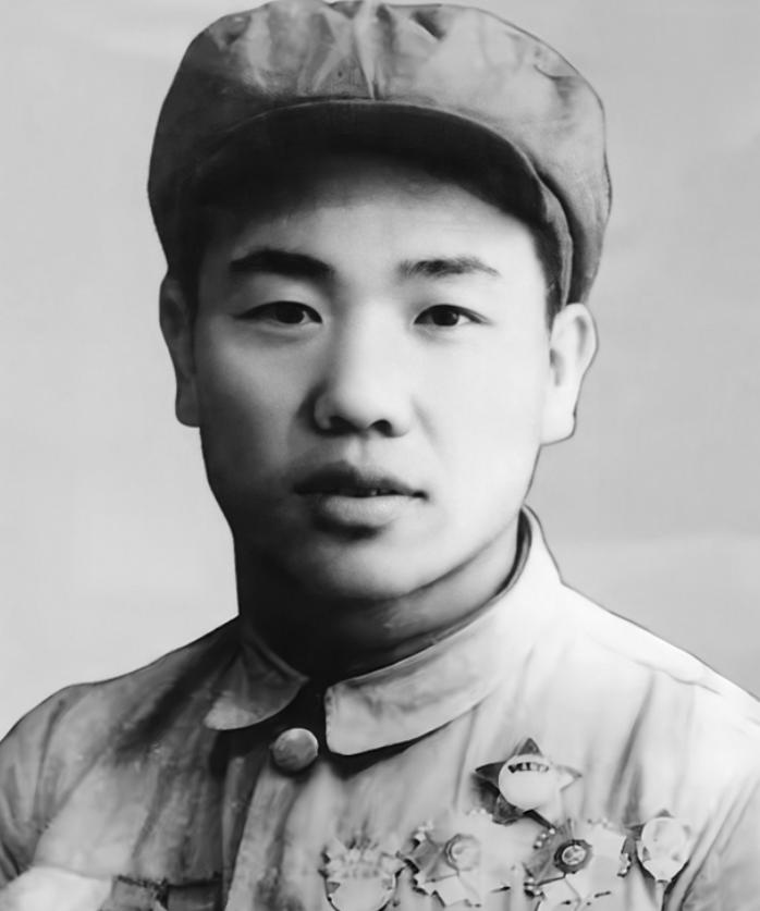 1950年，一个志愿军排长无视上级阻击美军的命令，弃守高地，放任美军坦克通过，没