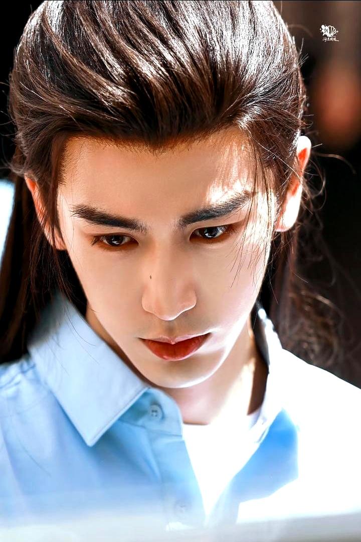 我算是明白了，有些剧的脸就是最大的剧透。《逐玉》里张凌赫演的谢征，直接把