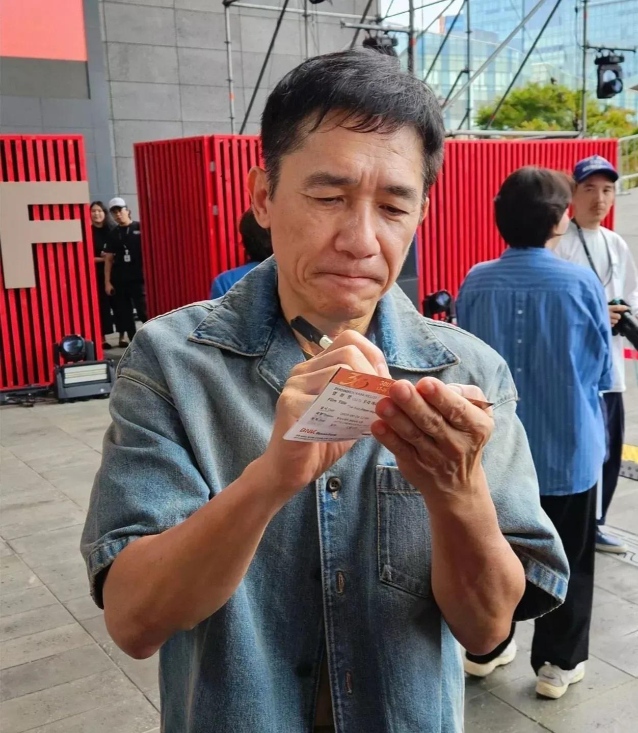 影帝也步入中老年了，抬头纹、法令纹、川字纹、木偶纹都出来了。岁月催人老，原来明