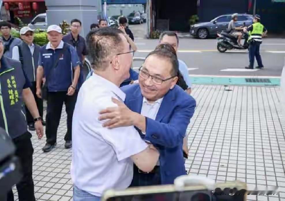千呼万唤始出来！侯友宜大概率同意接任李四川的新北竞选主委的职务！在被问到这个问题