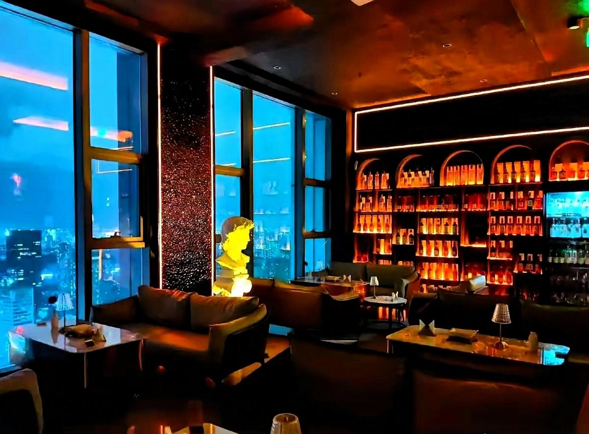 一位KTV陪唱的姑娘，把包厢里那点事，全给抖搂出来了。她说，男人一进来就干两件