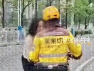 广东街头，一名女司机与外卖小哥起了争执。盛怒之下，她随手拎起外卖小哥车篓里的外卖