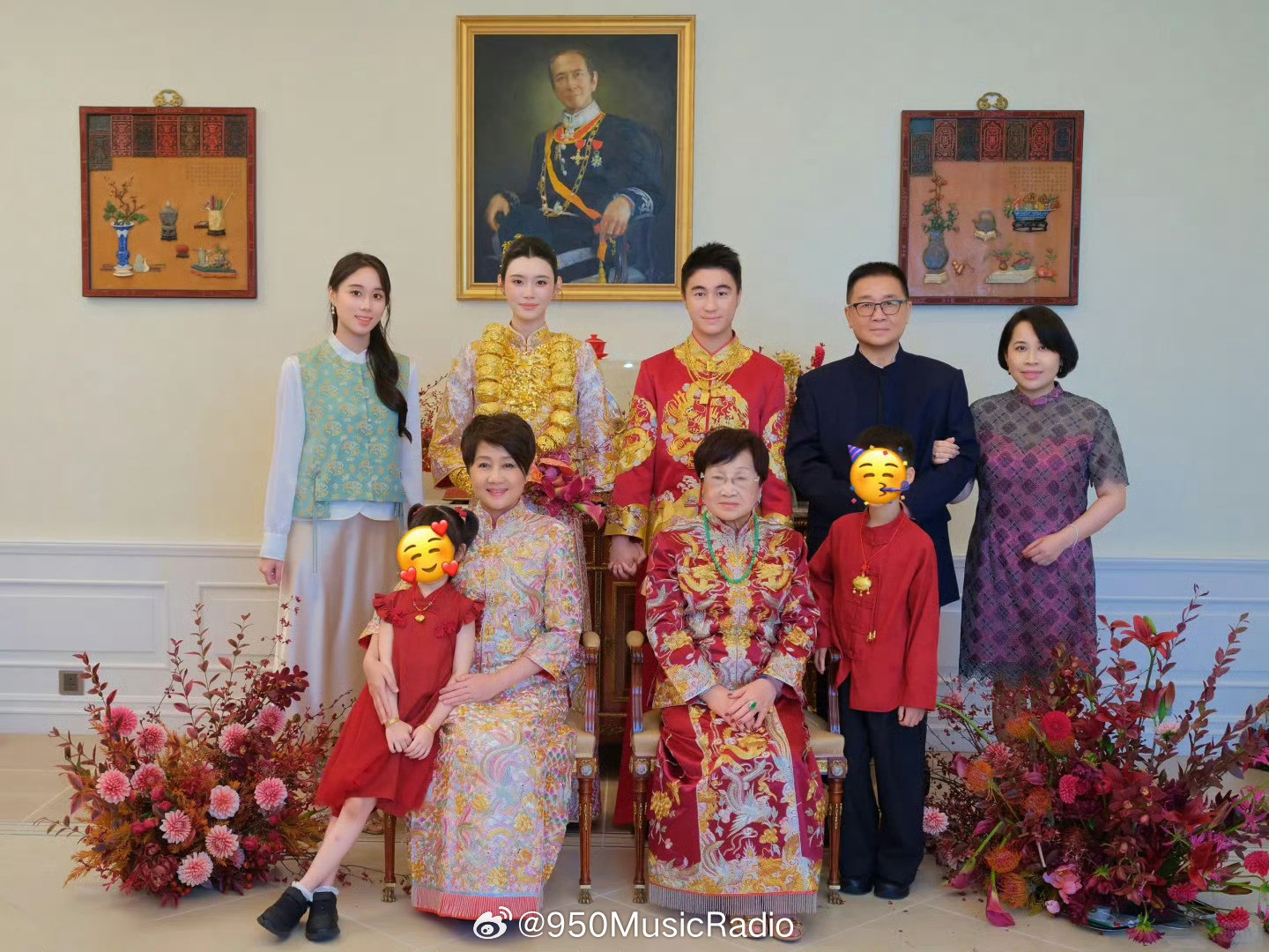 【#何超欣晒何猷君奚梦瑶全家福#】#奚梦瑶戴超重工金饰#10月8日，何超欣晒多图，称：九月最重要的事