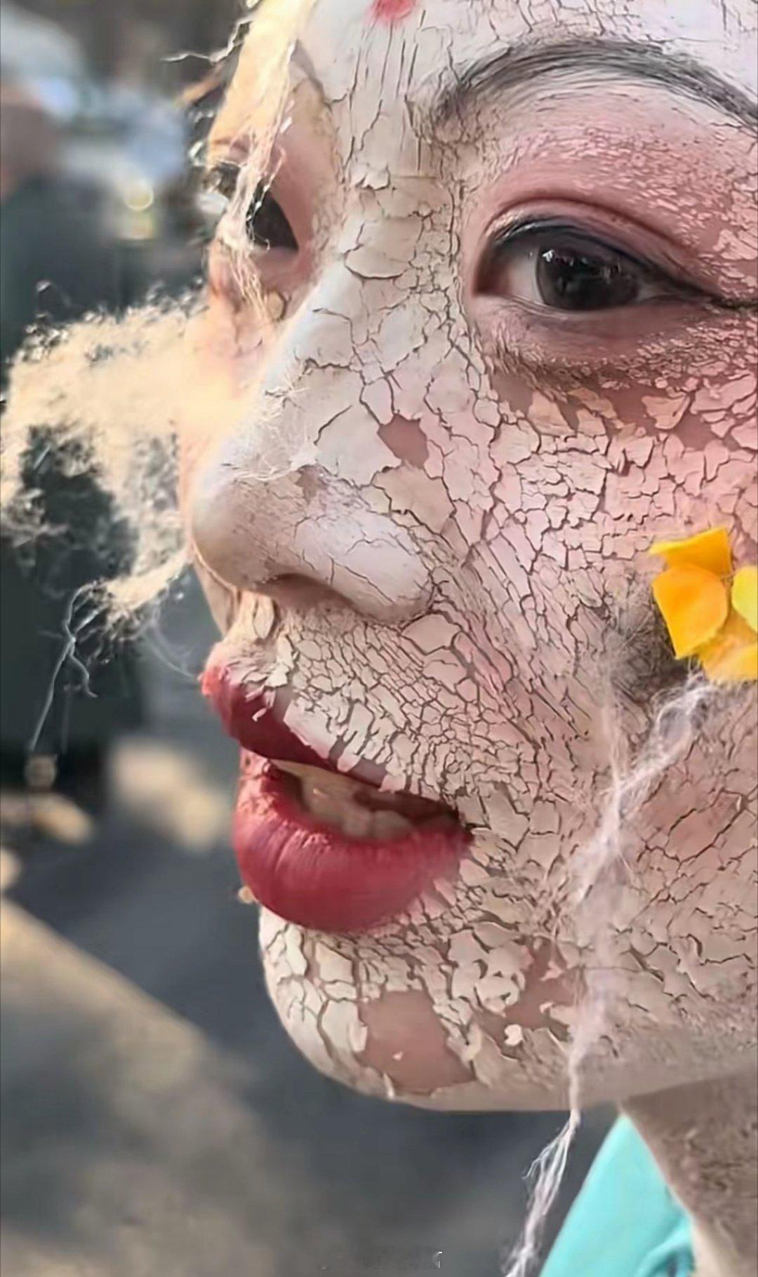 本想梦回盛唐，扮一次倾国倾城的贵妃，不料粉底如旱地般龟裂起皮。镜中的脸，仿佛千年