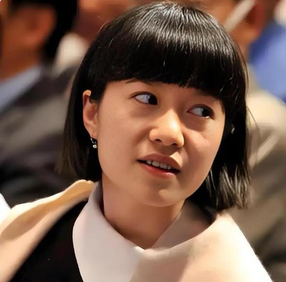 翁帆或许挺有可能开启新的婚姻生活的,她才四十多岁,往后的日子还长着呢。翁帆是广