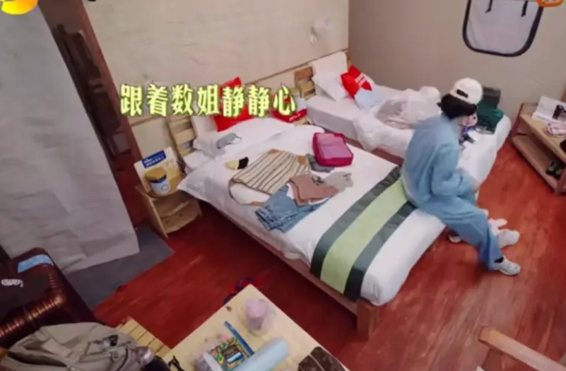 那英说话真的很容易让人不舒服。她和陈数同住一屋。听到陈数手机里放的音乐，那英来