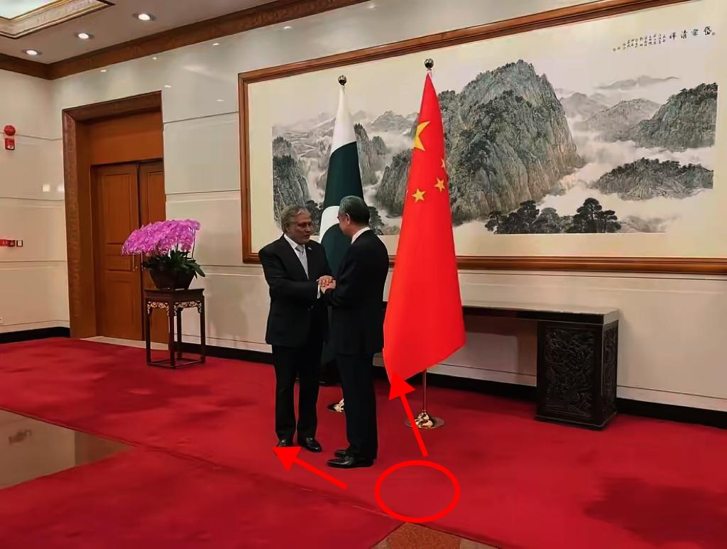 “巴基斯坦外长比拉瓦尔这波访华，直接把‘中巴友谊’玩成了‘真人秀’——刚打完胜仗