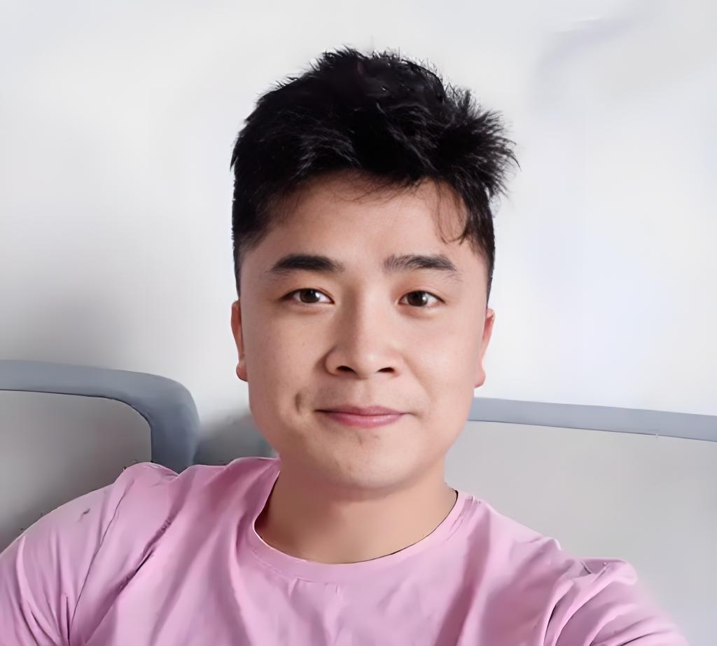 一个86年出生，39岁的男人，未婚，年薪百万。因为父母生病了，急着找一个女人
