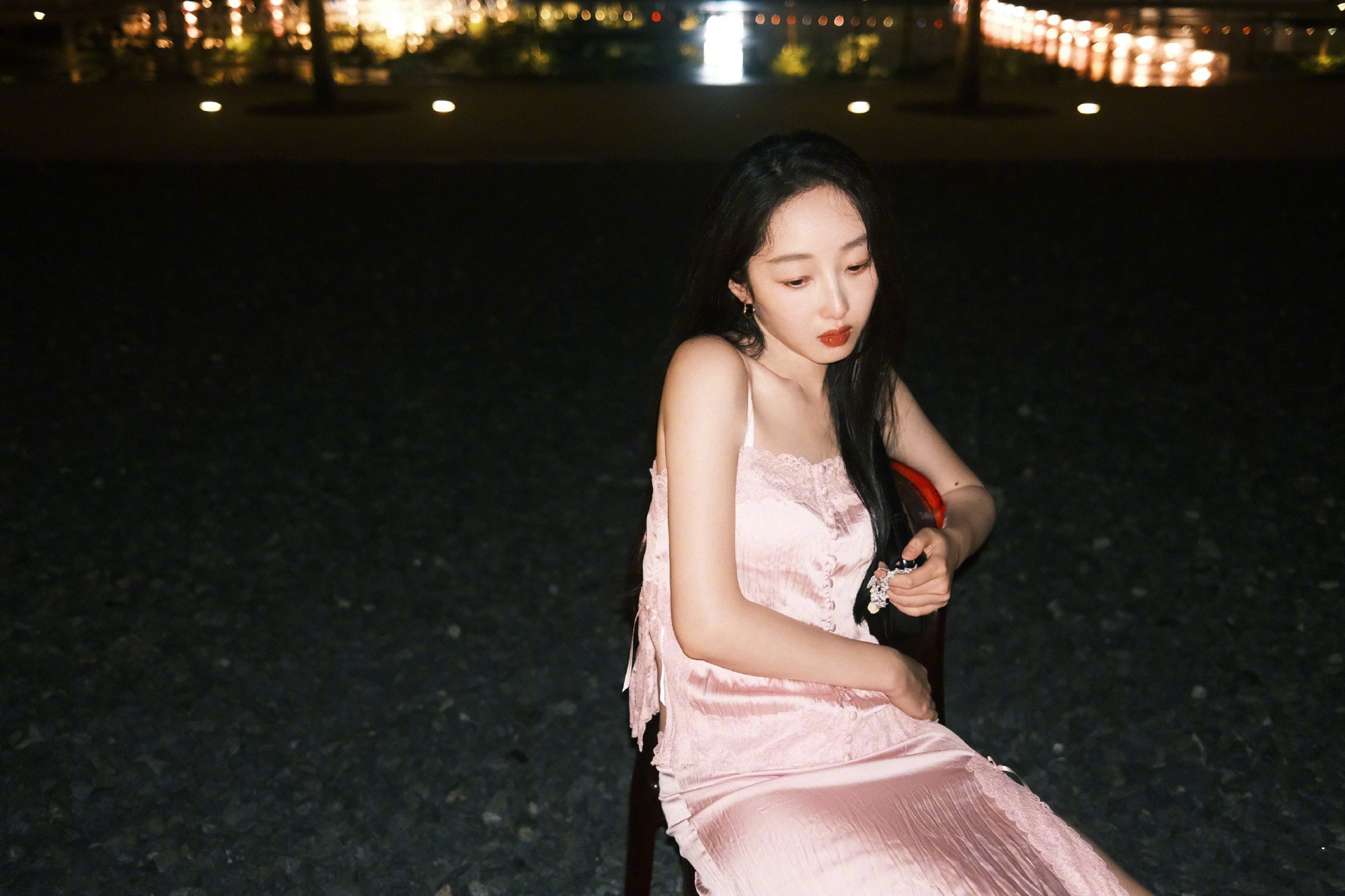 蒋梦婕随手拍，粉色吊带裙夜色美照​​​
