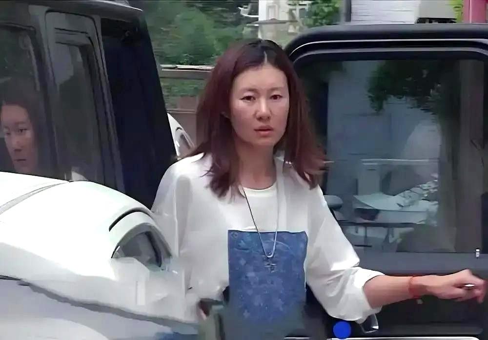 看到宝强牵着冯清的手，我心里咯噔一下，真好。她自己开着大G从北京杀到青岛，短发