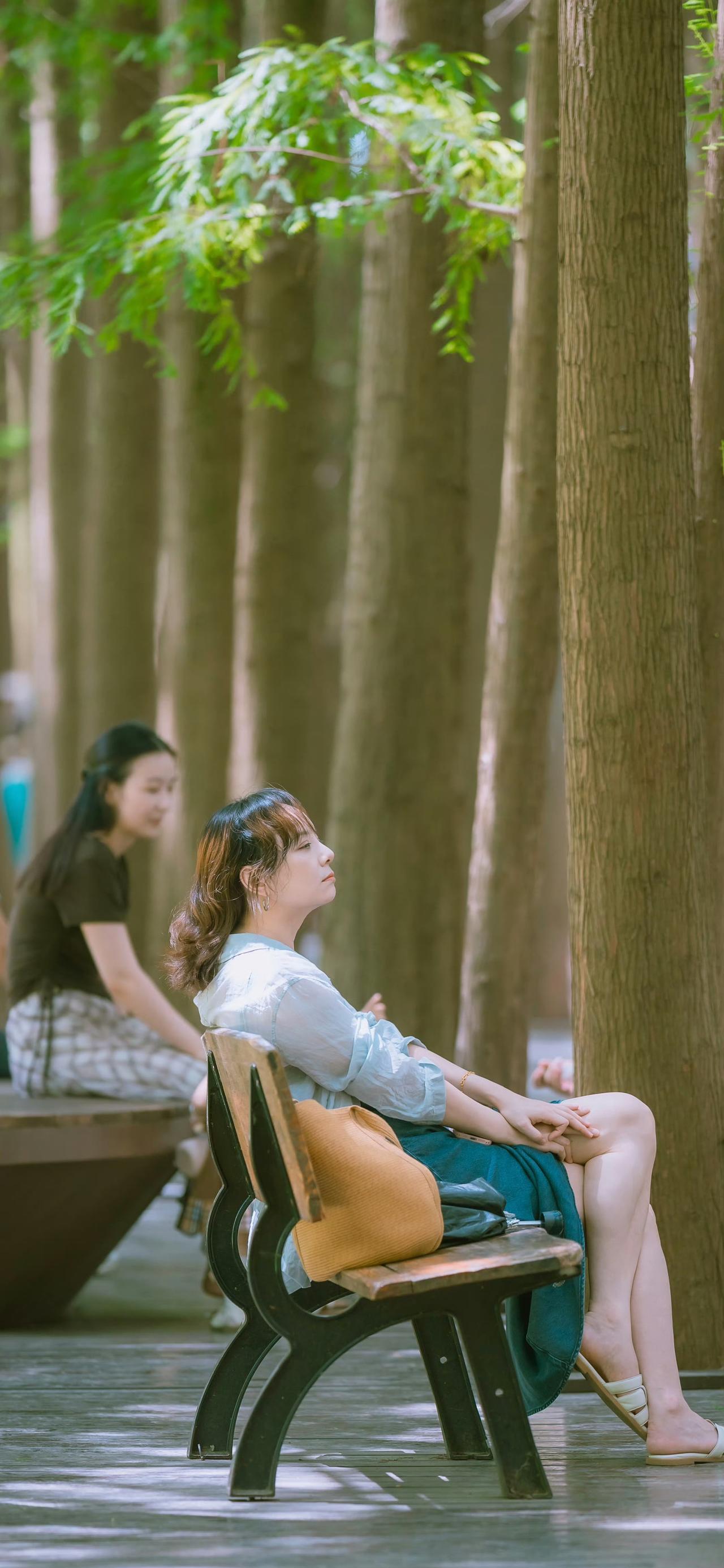 纳凉的美女