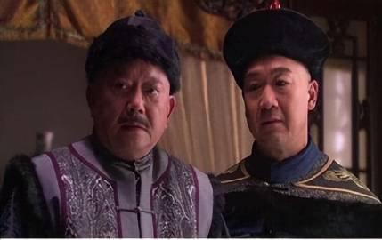 乾隆年间，和珅四十多岁时，患了足软病。于是，他就每天半夜生剥一只活狗，把狗皮缚在