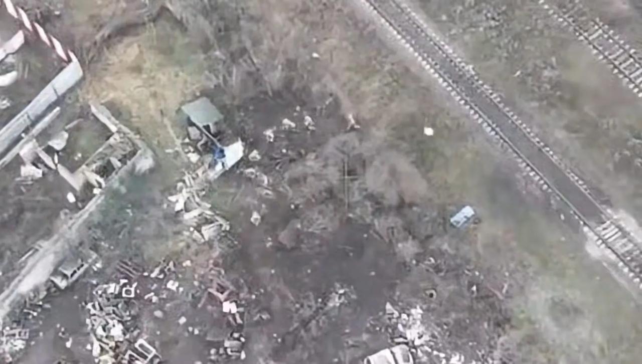 红军城以北的罗金西克西部，一队乌军士兵鱼贯进入一栋低层建筑，但是他们头顶上的俄军