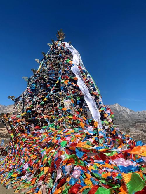 翻越康巴第一关，来到海拔4298米的折多山垭口。经幡摇曳，远山连绵，翻过这座山
