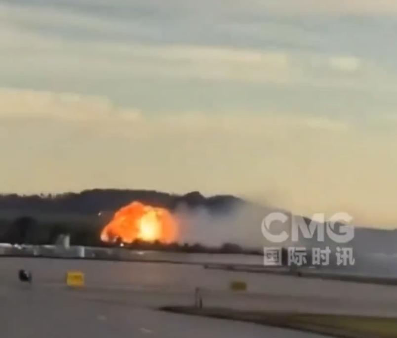 11月4日，美国一架飞机坠毁。地点在肯塔基州路易斯维尔市穆罕默德-阿里机场，