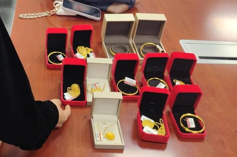 事出反常必有妖，成都女子不挑款式，疯狂购入黄金，金额巨大。近日，成都成华区廖