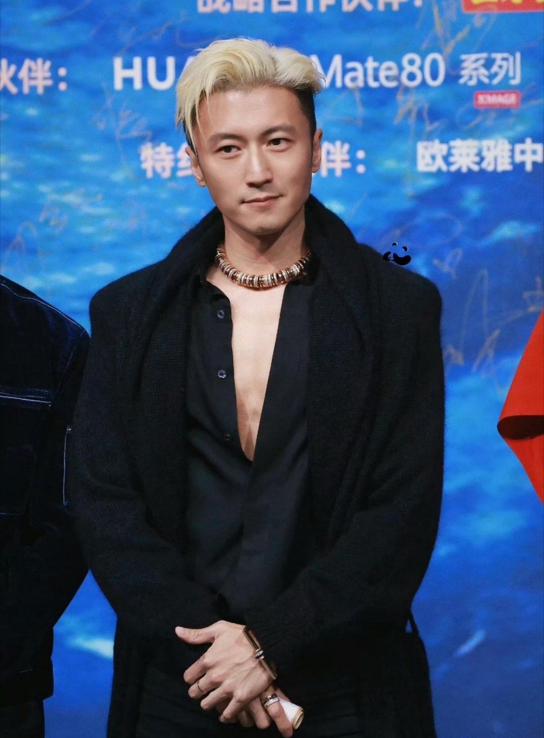 衣服很懂事，大家都爱看谢霆锋的胸肌，慷慨富有且大方。天后严选准没错。