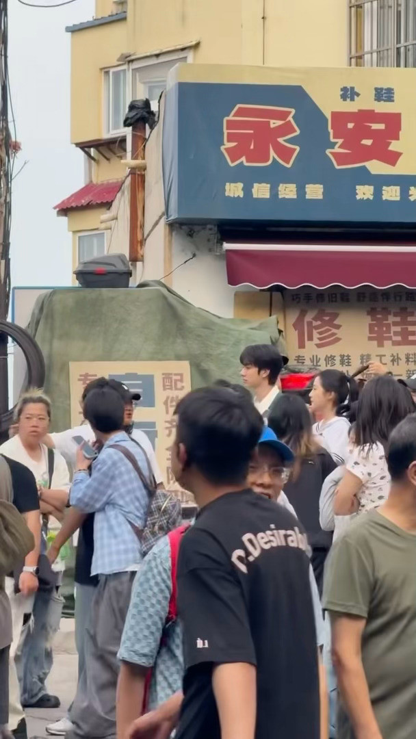 看这个路透就特别期待新剧！！关晓彤林一校服造型关晓彤林一逛小卖部路透