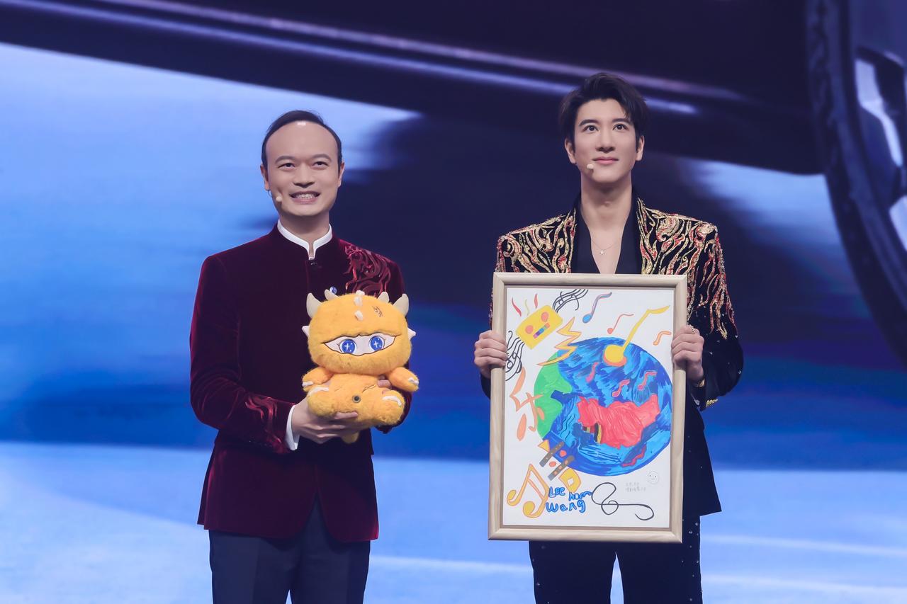 王力宏成腾势N9闪充版全球首位车主，还为车主献唱🎤闪充快、操控稳、座舱智能又