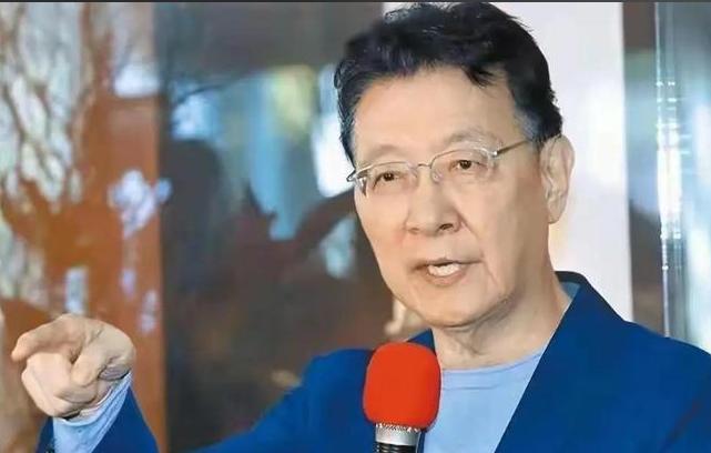 再问赵少康：第一，你的外公罪大恶极，被解放军枪毙，难道不应该吗？第二，你的父亲被