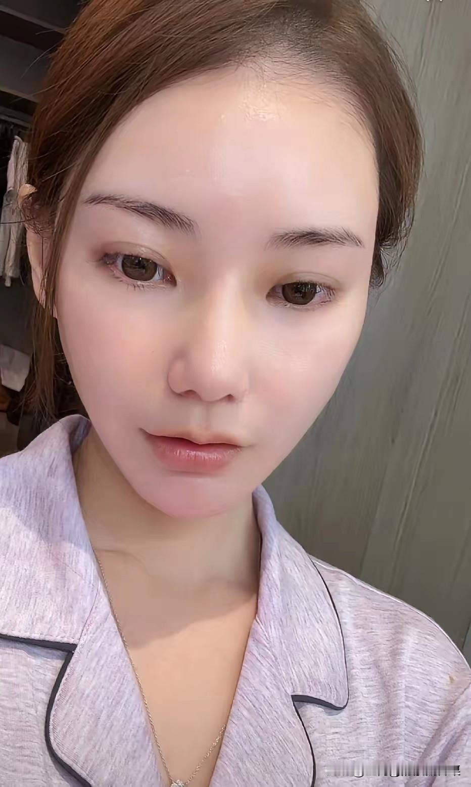 咱说说汪小菲是真熬人，夜里九点半才踏进家门，马筱梅直播的时候跟大伙解释，本来七点