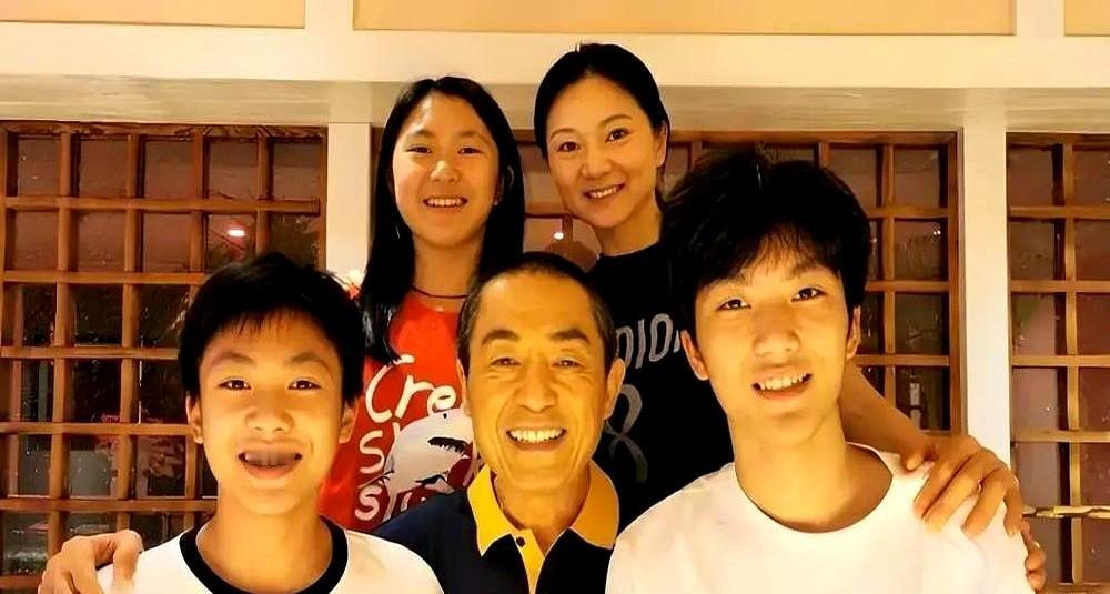 74岁的张艺谋和43岁陈婷同框，年龄反差是越来越明显了。最近俩人频频亮相，老