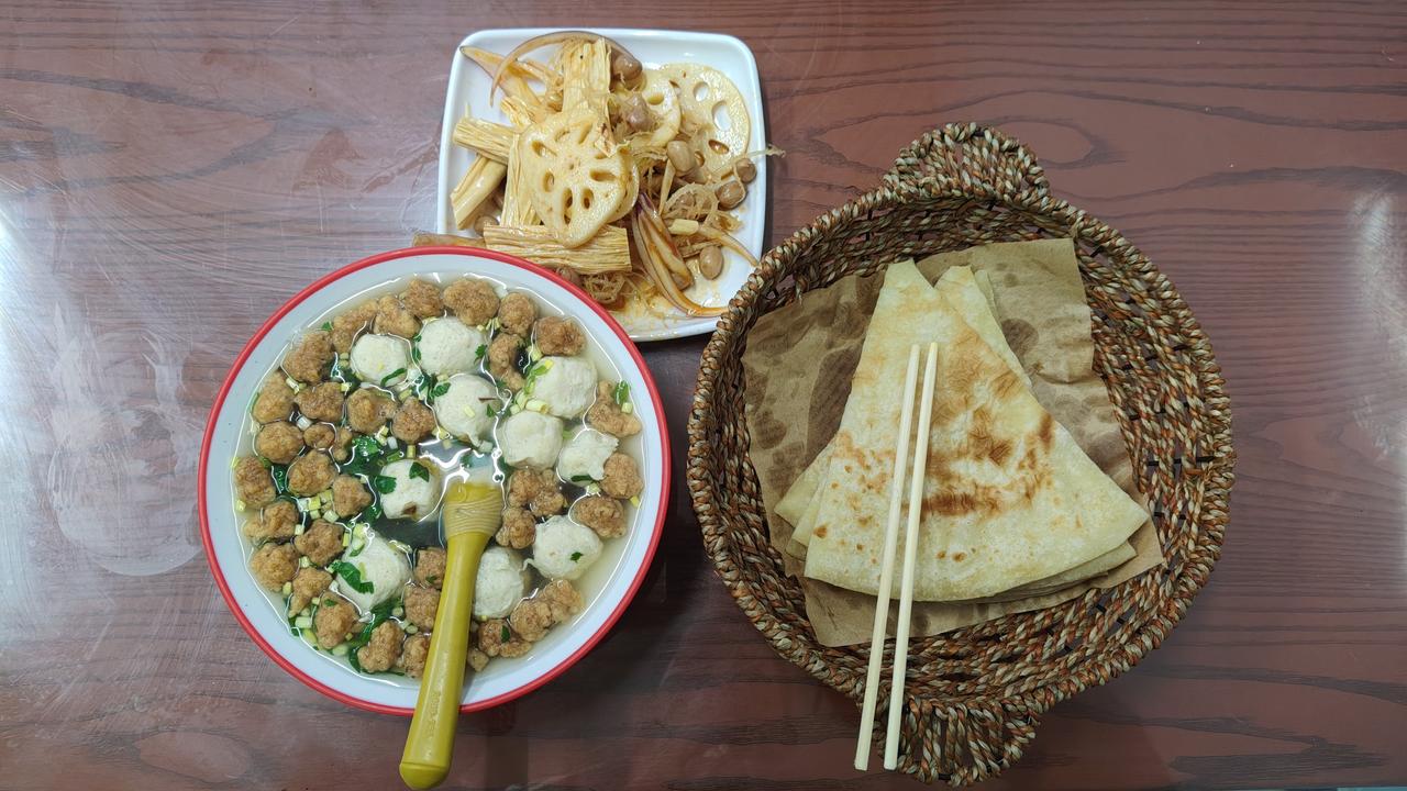 今晚这顿晚饭吃得超满足！一份鸡肉酥焦丸子汤只要10块钱，丸子炸得外酥里嫩，汤头浓