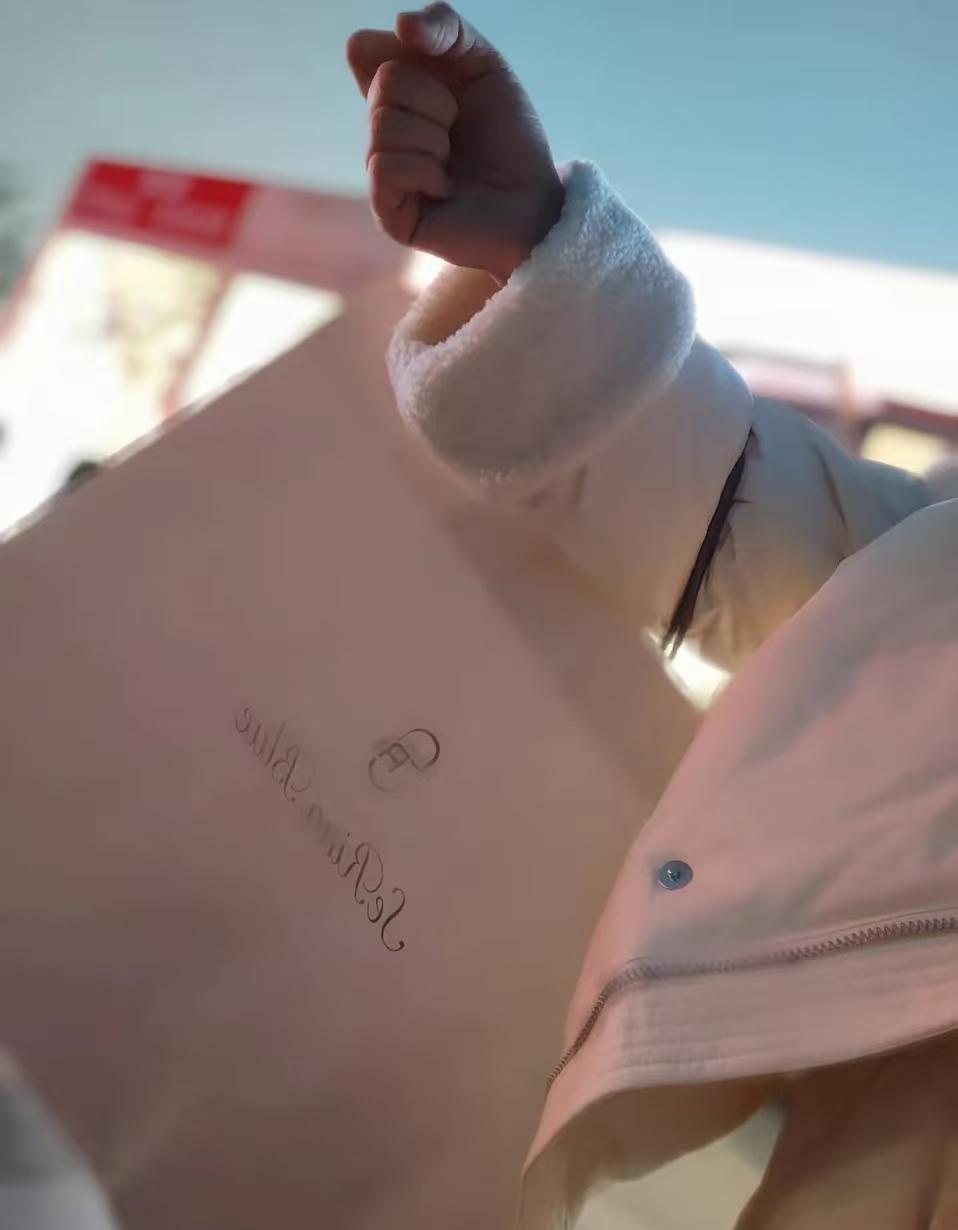 跑去奥莱，买了一件599的羽绒服！网上500-600衣服质量也不错，在网上花4