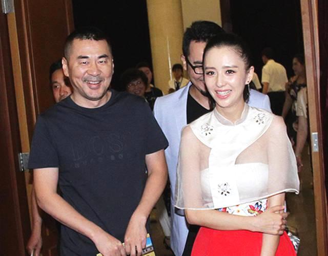 莫名地觉得陈建斌和佟丽娅笑容有点像，两人一笑那脸都是圆圆可爱的。