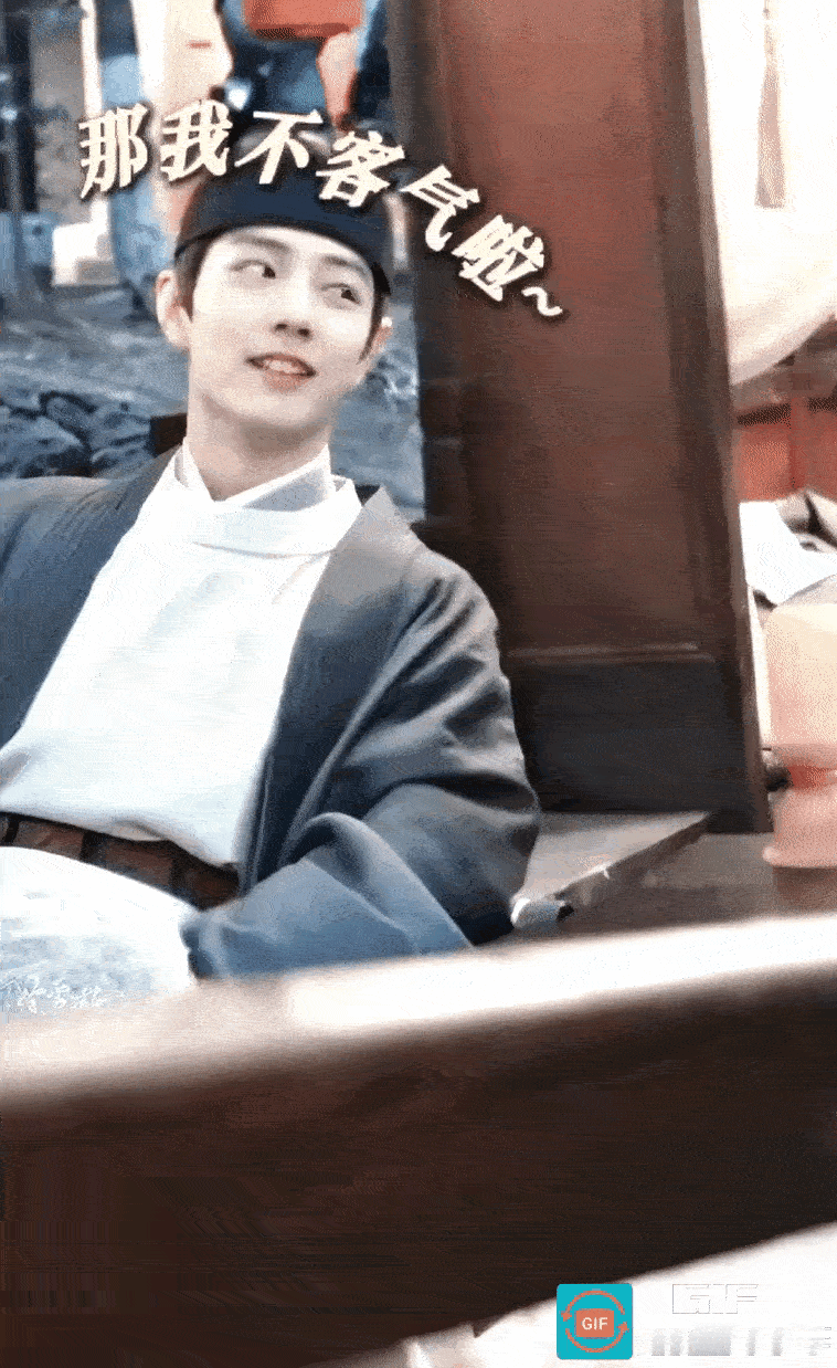 哈哈哈哈哈，不得不说，咱们战战真的是个“易受惊”体质！小小的脸上，大大的五官，做