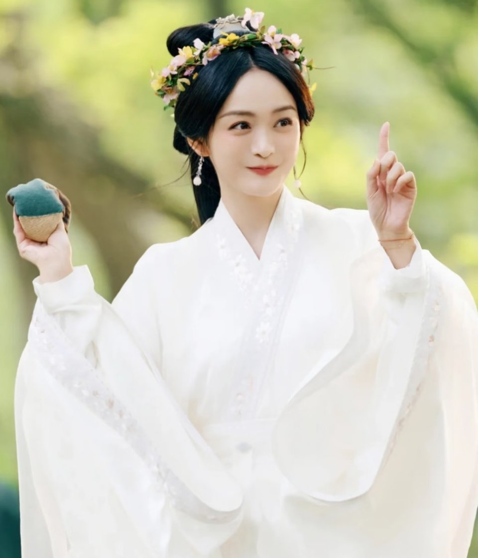 《折腰》大乔：藏拙十年，智谋定乾坤在《折腰》里，乔圭离世前算出大乔、小乔命运。