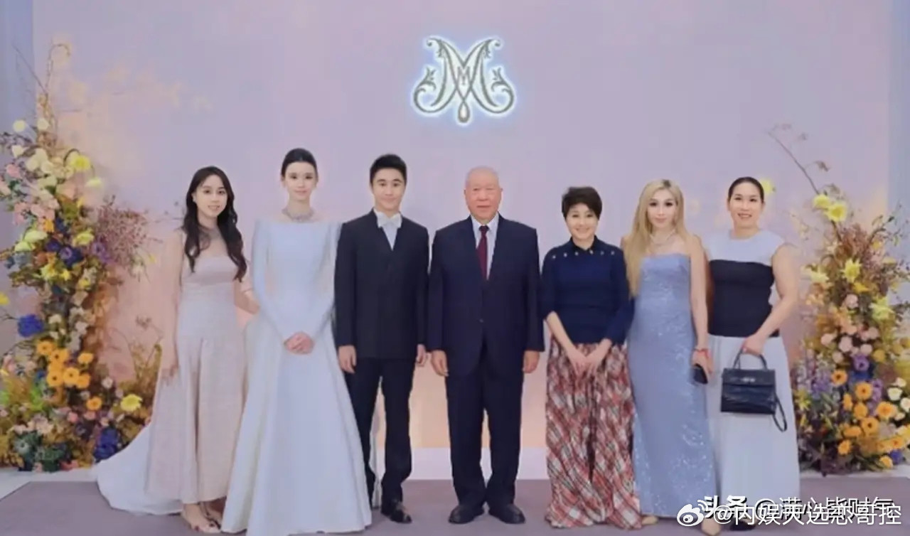 何超盈i分享何猷君奚梦瑶澳门答谢宴合照。这把自己P的，怎么看起来像开鬼火的。她主