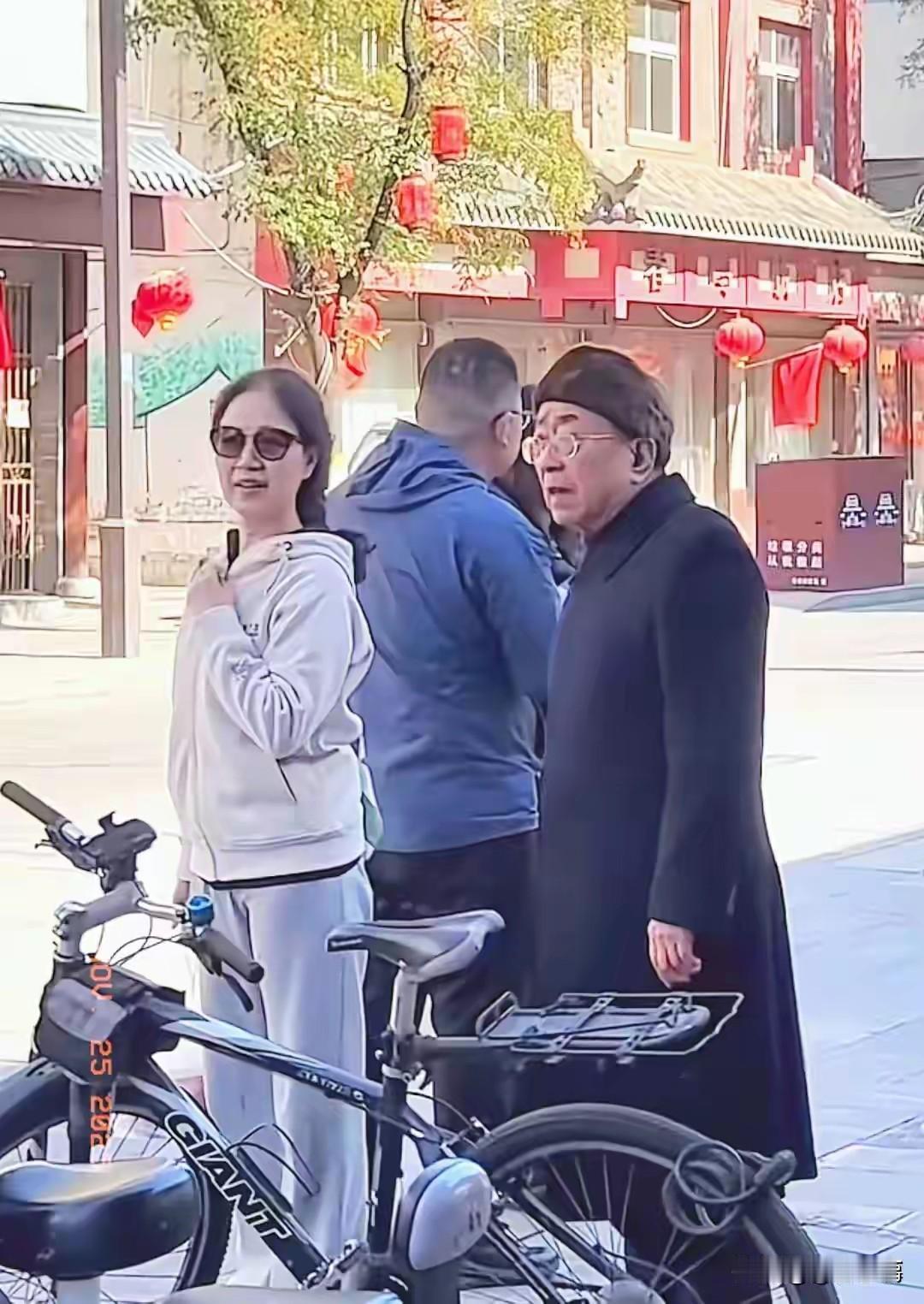 第一张照片拍摄于1992年，余秋雨与马兰刚结婚，当时余秋雨46岁，马兰30岁。一