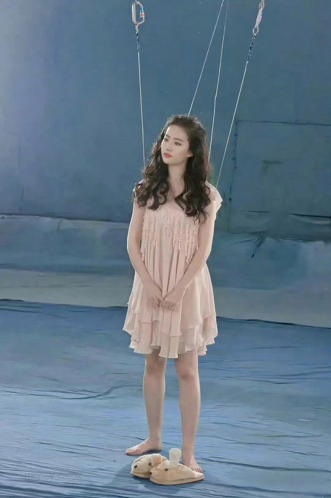 刘亦菲这一幕也太绝了！精致得像真人版玩偶娃娃，每一帧都美到犯规～