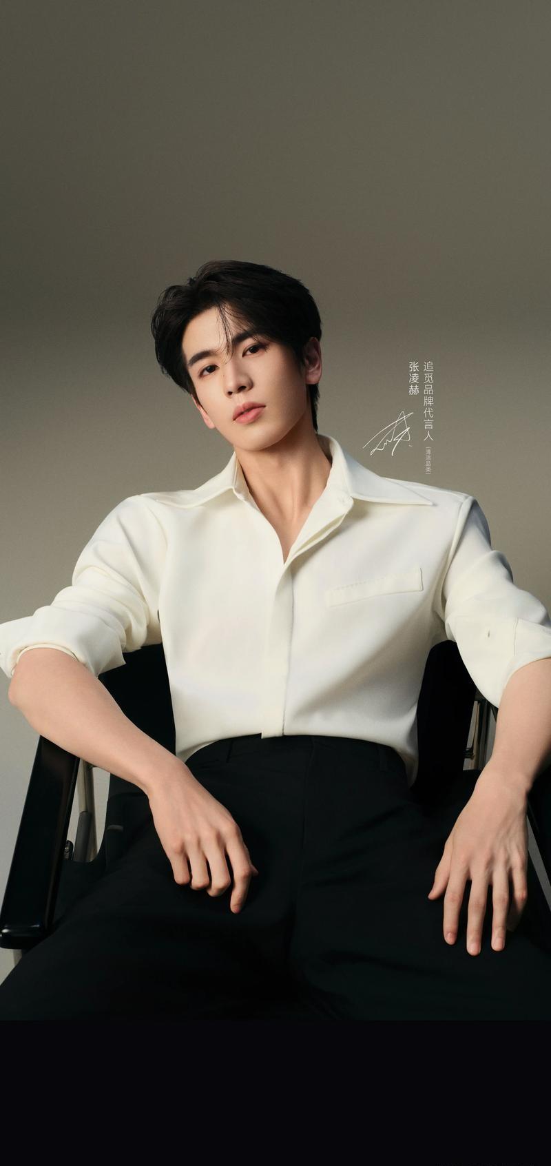 我身边一位40岁大姐，最近狂追张凌赫的《度华年》，我以为她是剧粉，结果她说，错了